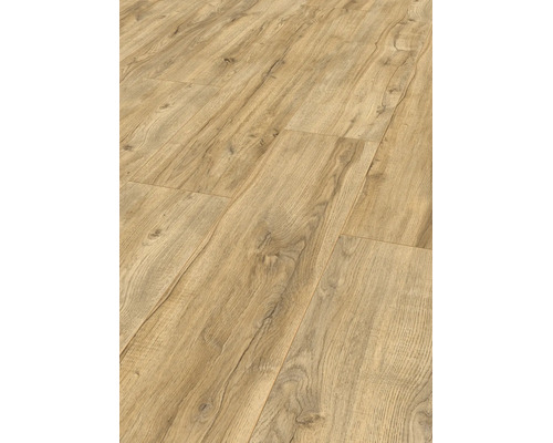 Laminatgolv med ekutseende, naturlig träådring och synliga kvistar.