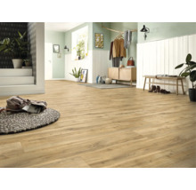 Ljust laminatgolv med trädekor i en rymlig hall med vit panel, gröna väggar, träbänk och krukväxter.