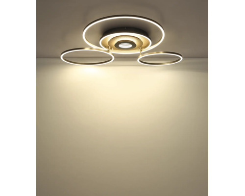 Modern LED-taklampa med flera cirkelformade ljuselement.
