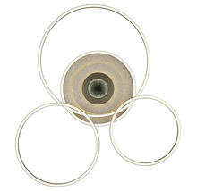 Modern LED-taklampa med tre lysande ringar och ett centralt strukturerat dekorativt element.