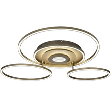 Modern LED-taklampa med tre guldfärgade ringar och central LED-enhet.