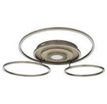 Taklampa med tre ringar i olika storlekar av metall i titanlook.