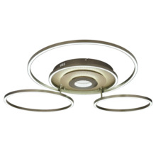 Modern LED-taklampa med tre ringar i olika storlekar och ett centralt belysningselement.