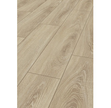 Laminatgolv i ekmönster med naturlig träåring och strukturerad yta i plankformat.