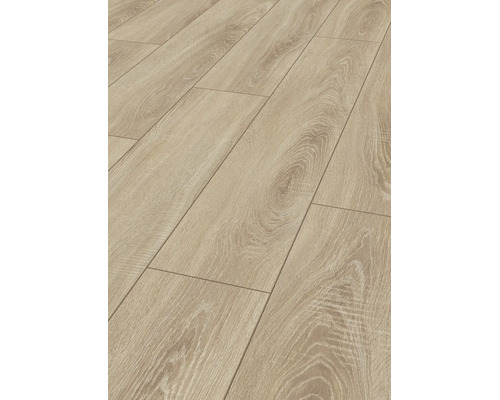 Laminatgolv i ekmönster med naturlig träåring och strukturerad yta i plankformat.