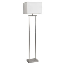 Modern golvlampa med rektangulär vit textilskärm och metallstativ i rostfritt stål-look.