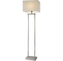 Modern golvlampa av silverfärgad metall med två pelare och rektangulär krämfärgad textilskärm.