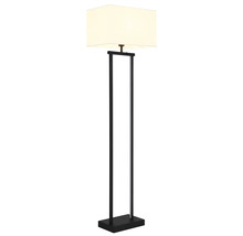 Golvlampa med svart metallram och rektangulär textilskärm.