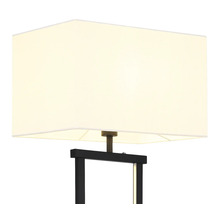 Lampa med krämvit rektangulär textilskärm och svart metallram.