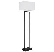 Modern golvlampa med rektangulär vit tygskärm och svart metallstomme.