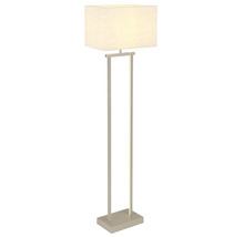 Golvlampa med rektangulär krämfärgad textilskärm och två silverfärgade metallstag på en platt bas.