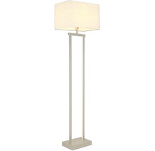 Modern golvlampa med rektangulär textilskärm, två metallstag och rektangulär fot.