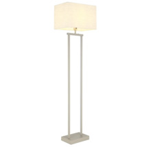Modern golvlampa med rektangulär textilskärm och smal metallram på en rektangulär bas.