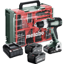 Metabo batteridriven borrskruvdragare med tre batterier, laddare och ett omfattande tillbehörsset i väska.