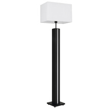 Modern golvlampa med vit rektangulär textilskärm och svart pelare med silverfärgad detalj.
