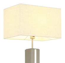 Bordslampa med rektangulär textilskärm i linneoptik och fyrkantig fot med ljusslits.