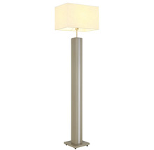 Modern golvlampa med rektangulär textilskärm och kvadratisk träpelare.