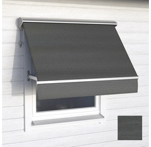 Mörkgrå fönstermarkis i tyg med aluminiumkassett, monterad ovanför ett fönster på en vit fasad.
