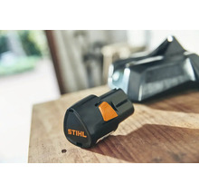 Stihl litiumjonbatteri AS 2 för AS-systemet på en träyta.