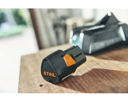 Stihl litiumjonbatteri AS 2 för AS-systemet på en träyta.