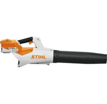 Batteridriven lövblås från STIHL med ergonomiskt handtag och svart blåsrör.