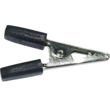 Krokodilklämma av metall med svarta isolerade handtag.
