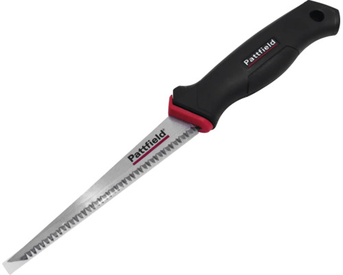 Pattfield gipssåg med ett spetsigt stålblad, ett ergonomiskt svart-rött handtag och Pattfield Logo.