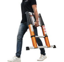 Person som bär en kompakt Batavia teleskopstege av aluminium med stabiliseringsstag.