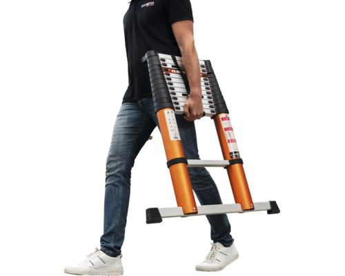 Person som bär en kompakt Batavia teleskopstege av aluminium med stabiliseringsstag.