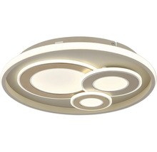 Modern LED-taklampa med tre cirkulära ljuselement i olika storlekar.