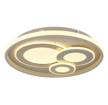 Modern LED-taklampa med flera cirkulära ljuselement i varmvitt ljus.