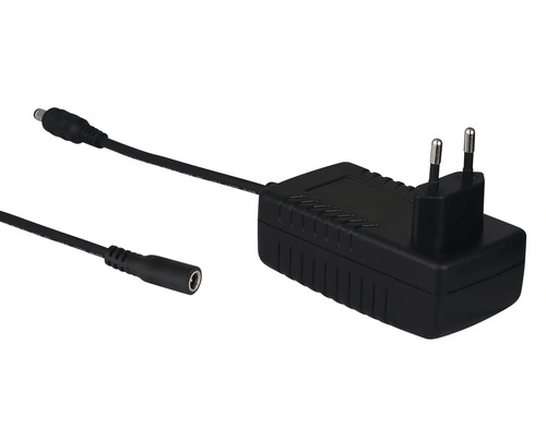 Svart nätadapter med eurokontakt, kabel och DC-anslutningar.