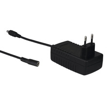 Svart nätadapter med eurokontakt, kabel och DC-anslutningar.