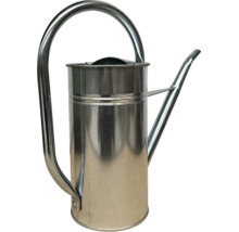 Vattenkanna i galvaniserad metall, cylindrisk form med högt handtag och lång pip.