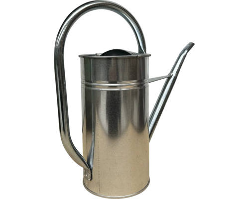 Vattenkanna i galvaniserad metall, cylindrisk form med högt handtag och lång pip.