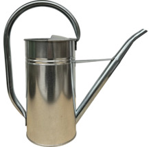 Vattenkanna i galvaniserad metall med lång pip och ett stort bågformat handtag.