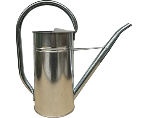 Vattenkanna i galvaniserad metall med lång pip och ett stort bågformat handtag.