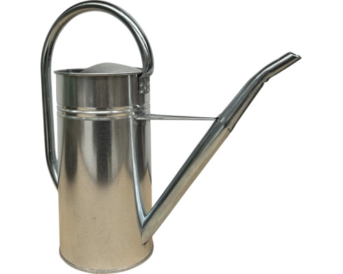 Vattenkanna i galvaniserad metall med lång pip och stort handtag.