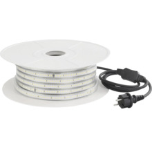 LED-ljusslang på vit spole med svart strömkabel och kontakt.