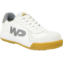 Vit Workpower skyddssko i sneaker-design med snörning, förstärkt tåhätta, gummisula och Workpower Logo.