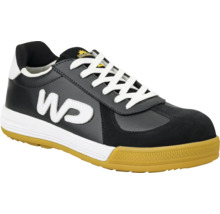 Workpower skyddssko i sneaker-stil, lågsko av svart läder och syntet med vita skosnören.