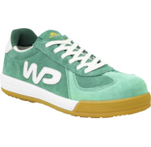 Grön Work Power skyddssko i sneaker-modell av mocka med vita snören och Work Power Logo.