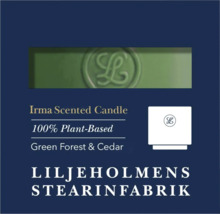 Liljeholmens Stearinfabrik Irma doftljus, 100 procent växtbaserat, doft Green Forest och Cedar, Liljeholmens Stearinfabrik Logo.