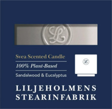 Liljeholmens Stearinfabrik Logo, Svea doftljus sandelträ och eukalyptus, 100 procent växtbaserat.