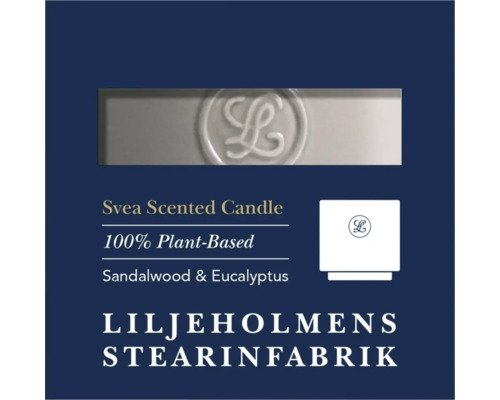Liljeholmens Stearinfabrik Logo, Svea doftljus sandelträ och eukalyptus, 100 procent växtbaserat.