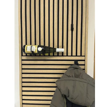 Väggpanel av trälister med integrerad vinflaskhållare och klädkrok.