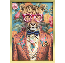Inramad tavla leopard med glasögon, kostym och fluga framför blommig bakgrund med guldfärgad ram.