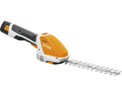 Orange-vit batteridriven busksax från Stihl med långt tandat metallblad och svart ergonomiskt handtag.