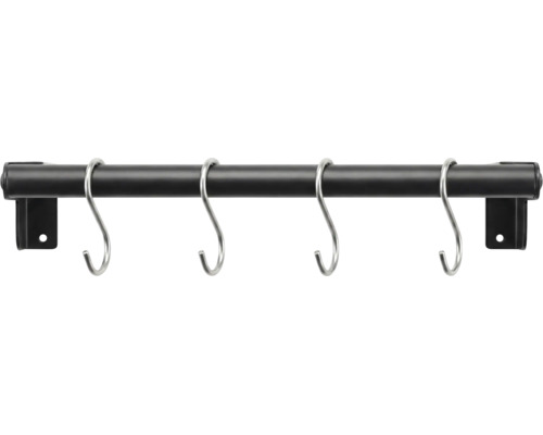 Svart köksreling med fyra silverfärgade S-krokar och väggfästen av metall.