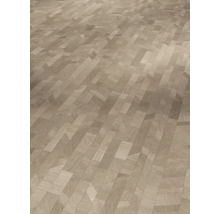 Parkettgolv av ljust trä med ett geometriskt mosaikmönster.